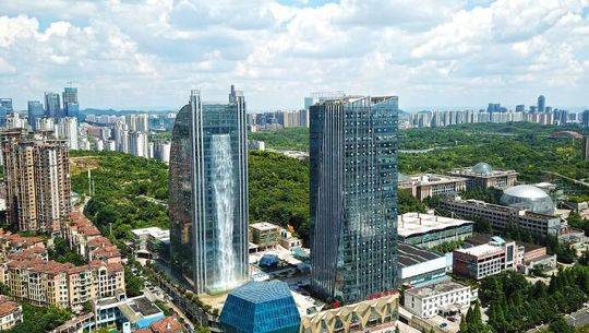 极悦追寻科技改变-隐框极悦工程做人造瀑布装饰